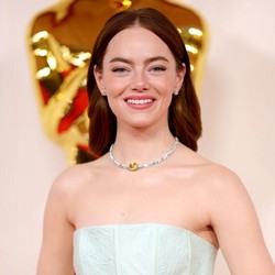 Rela Botak demi Nonton Emma Stone