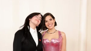 Giliran Billie Eilish and America Ferrera yang foto bersama di red carpet. Senyuman mereka manis banget!  Foto: Courtesy of The Academy
