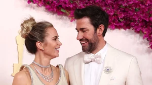 Pasangan Emily Blunt dan John Krasinski yang berduet dalam film A Quiet of Place juga tampak serasi dengan gaun dan setelan jas berwarna putih. Foto: Courtesy of The Academy