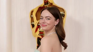 Emma Stone cantik sekali dengan makeup minimalis dan gaun berwarna hijau muda.  Foto: Courtesy of The Academy