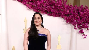 Lisa Gladstone menawan dengan gaun serbahitam di red carpet Oscar 2024 yang digelar di Dolby Theatre, Ovation Hollywood, Los Angeles.  Foto: Courtesy of The Academy
