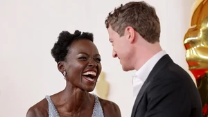 Lupita Nyongo dan Joseph Quinn datang berdua ke red carpet Oscar 2024. Foto: Courtesy of The Academy