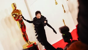 Rita Moreno stunning banget berdiri di samping patung Piala Oscar. Foto: Courtesy of The Academy