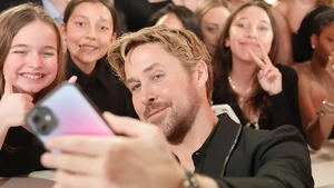 Aktor Ryan Gosling tampak lagi wefie bareng fans di red carpet Oscar 2024.  Foto: Courtesy of The Academy