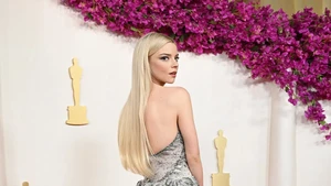 Anya Taylor-Joy cantik banget di red carpet Oscar 2024. Foto: Courtesy of The Academy