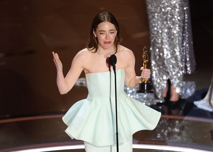 Emma Stone berhasil meraih kategori Best Actress dan meraih piala Oscar keduanya tahun ini. Sejak memegang piala, Emma Stone tampak menahan air matanya.