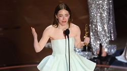 Emma Stone Mewek di Atas Panggung Oscar