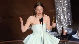 Emma Stone bilang, kalau pencapaian piala Oscar tahun ini berkat semua pemain dan kru di balik layar Poor Things. Foto: Rich Polk/Variety via Getty Images