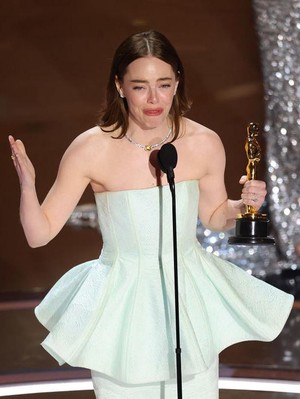 Emma Stone Mewek di Atas Panggung Oscar