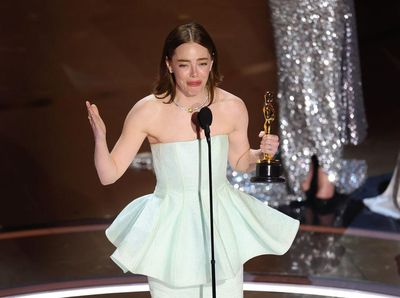 Emma Stone Mewek di Atas Panggung Oscar