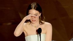 Emma Stone Mewek di Atas Panggung Oscar