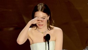 Emma Stone juga ngucapin rasa terima kasih yang besar terhadap keluarganya termasuk anaknya yang bakal berusia 3 tahun.  Foto: Kevin Winter/Getty Images