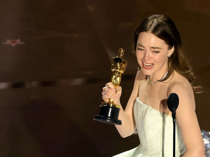 Emma Stone berhasil meraih kategori Best Actress dan meraih piala Oscar keduanya tahun ini. Sejak memegang piala, Emma Stone tampak menahan air matanya.