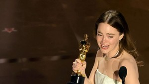 Ini adalah Piala Oscar kedua bagi Emma Stone setelah kesuksesan La La Land (2016). Foto: Kevin Winter/Getty Images