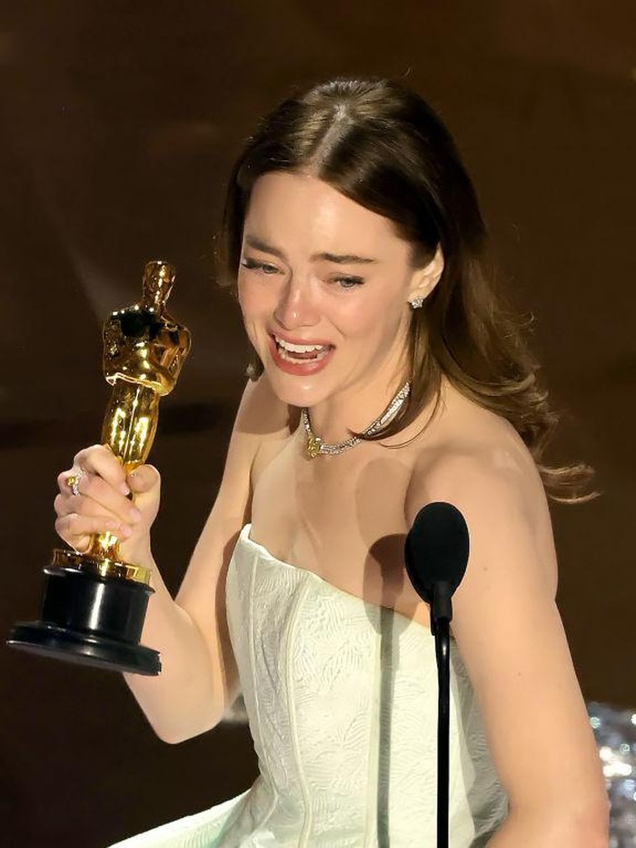 Emma Stone Menangis Terima Piala Oscar Kedua Emma Stone berhasil meraih kategori Best Actress dan meraih piala Oscar keduanya tahun ini. Sejak memegang piala, Emma Stone tampak menahan air matanya.
