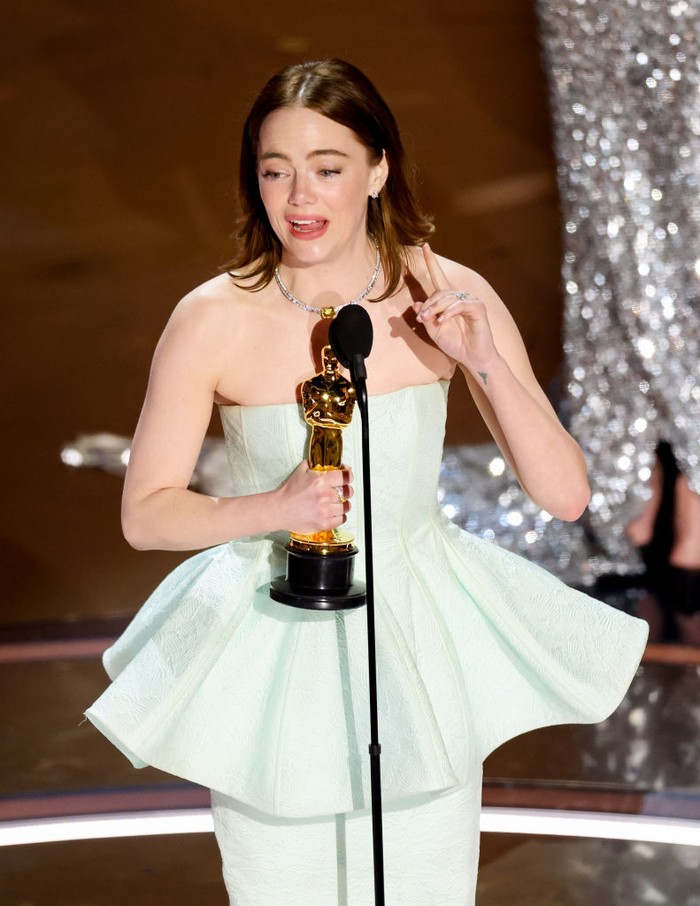 Emma Stone berhasil meraih kategori Best Actress dan meraih piala Oscar keduanya tahun ini. Sejak memegang piala, Emma Stone tampak menahan air matanya.