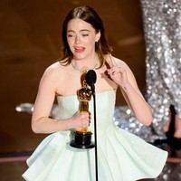 “Gaun saya rusak,” kata Emma di sela-sela pidatonya saat menerima piala Oscars 2024 berkat aktingnya dalam film Poor Things. Foto: Rich Polk/Variety via Getty Images