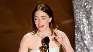 Dari atas panggung, ia sudah terlihat menahan air matanya. Foto: Rich Polk/Variety via Getty Images