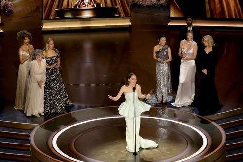 Emma Stone berhasil meraih kategori Best Actress dan meraih piala Oscar keduanya tahun ini. Sejak memegang piala, Emma Stone tampak menahan air matanya.