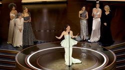 Emma Stone Mewek di Atas Panggung Oscar
