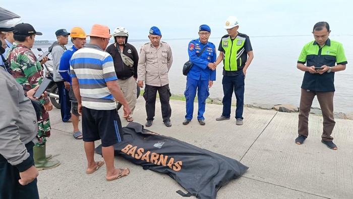 Evakuasi mayat pemancing yang dilaporkan hilang di Probolinggo