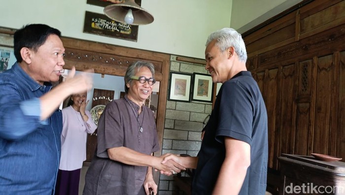 Ganjar Pranowo saat makan siang di kediaman Butet Kartaredjasa, Tamantirto, Kasihan, Bantul, Senin (11/3/2024).