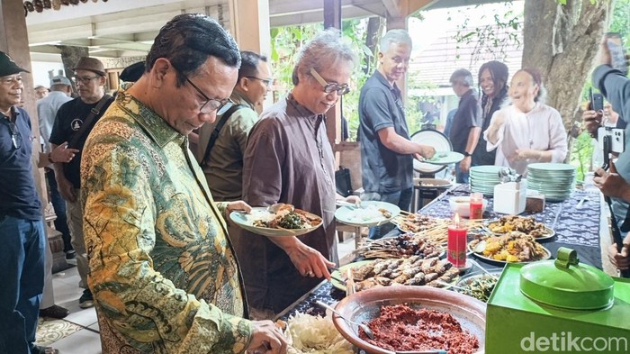 Ganjar Pranowo dan Mahfud MD hadiri undangan makan siang di kediaman Butet Kartaredjasa di Tamantirto, Kasihan, Bantul, Senin (13/3/2024).