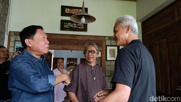 Ganjar Pranowo dan Mahfud MD hadiri undangan makan siang di kediaman Butet Kartaredjasa di Tamantirto, Kasihan, Bantul, Senin (13/3/2024).