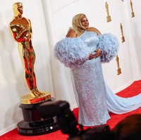 Blue is the new black. Da’Vine Joy Randolph yang dinominasikan sebagai aktris pendukung terbaik menandai pencapaian terbesar dalam kariernya dengan gaun biru halter dengan bulu-bulu bervolume dari Louis Vuitton. (Foto: Lexie Moreland/WWD via Getty Images)