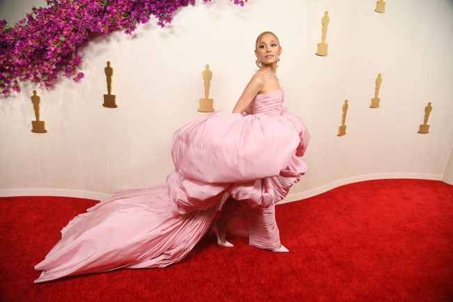 Larger than life. Gaun pink bervolume dramatis dari Giambattista Valli Ariana Grande menemani momen perdana Ariana Grande menghadiri Oscars.  (Foto: Alberto Rodriguez/Variety via Getty Images)
