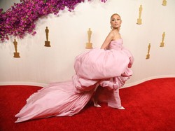 10 Artis Berbusana Terbaik di Oscars 2024, Ariana Grande Tampil Dramatis