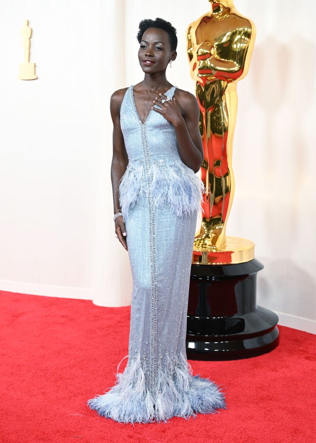 Blast from the past. Gaun icy blue Armani Prive menjadi andalan Lupita Nyong’o untuk mengenang lagi momen kemenangannya 10 tahun lalu dalam balutan gaun berwarna sama dari Prada. (Foto: Gilbert Flores/Variety via Getty Images)