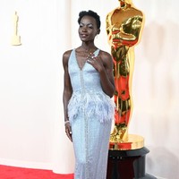 Blast from the past. Gaun icy blue Armani Prive menjadi andalan Lupita Nyong’o untuk mengenang lagi momen kemenangannya 10 tahun lalu dalam balutan gaun berwarna sama dari Prada. (Foto: Gilbert Flores/Variety via Getty Images)