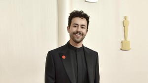 Ini dia Ramy Youssef yang berhasil memenangkan Golden Globe untuk perannya sebagai Ramy. Foto: Richard Shotwell/Invision/AP