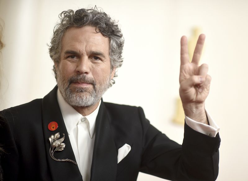 Gaya Artis Pakai Pin Gaza di Oscars 2024 Mark Ruffalo arrives at the Oscars on Sunday, March 10, 2024, at the Dolby Theatre in Los Angeles. (Photo by Richard Shotwell/Invision/AP)