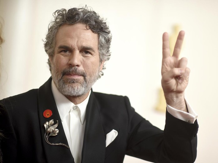 Gaya Artis Pakai Pin Gaza di Oscars 2024 Mark Ruffalo arrives at the Oscars on Sunday, March 10, 2024, at the Dolby Theatre in Los Angeles. (Photo by Richard Shotwell/Invision/AP)