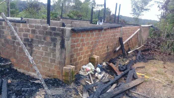 Gubuk tempat siswi SMP disekap dan diperkosa 10 remaja dibakar warga