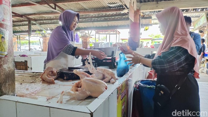 Transaksi jual beli daging ayam potong di pasar Argosari, Wonosari, Kabupaten Gunungkidul, Senin (11/3/2024).