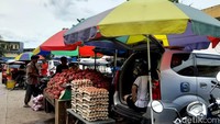 Seorang penjual telur ayam ras sedang menunggu pembeli di mobil dagangannya. Harga telur sendiri mengalami lonjakan paling tajam dari Rp 43 ribu per rak hingga tembus menjadi Rp 60 ribu per rak. Foto: Andi Audia Faiza Nazli Irfan/detikSulsel