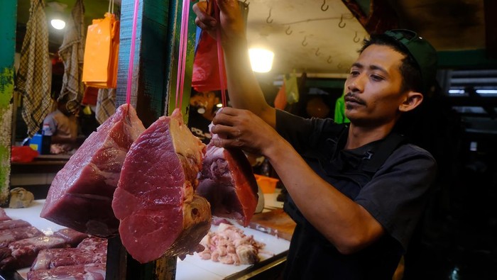 Penjual menyiapkan daging sapi dagangannya di Pasar Flamboyan, Pontianak, Kalimantan Barat, Senin (11/3/2024). Menjelang Ramadhan, harga daging sapi segar di pasar tersebut mengalami kenaikan dari Rp150 ribu per kilogram menjadi Rp160 ribu per kilogram. ANTARA FOTO/Jessica Wuysang/aww.