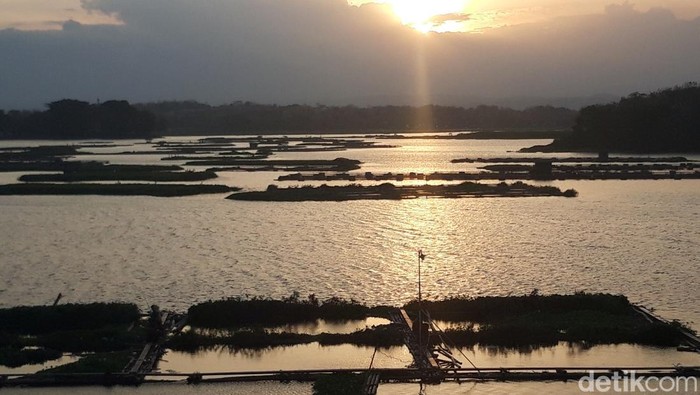 Petak-petak karamba di Waduk Cengklik, Ngemplak, Boyolali. Foto diunggah Senin (11/3/2024).