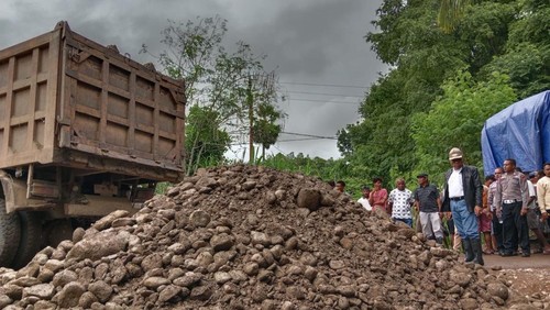 Bupai Malaka Simon Nahak (tengah baju dalam putih) saat meninjau Jalan Raya Sitrua, Desa Kusa, Kecamatan Malaka Timur, Kabupaten Malaka, NTT, yang putus akibat longsor. (Dok Pemda Malaka).