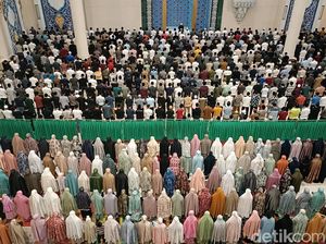 Warga Antusias Salat Tarawih Pertama di Masjid Agung Sumatera Utara