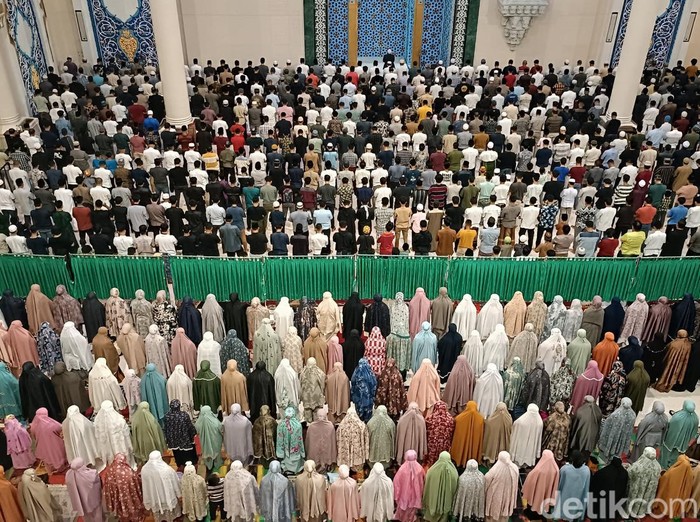 Jemaah memadati Masjid Agung Sumatera Utara (Nizar Aldi/detikcom)
