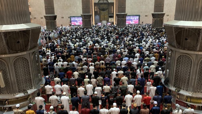 Jemaah memadati Masjid Istiqlal, Jakarta Pusat di hari pertama salat tarawih Ramadan 1445 Hijriah.