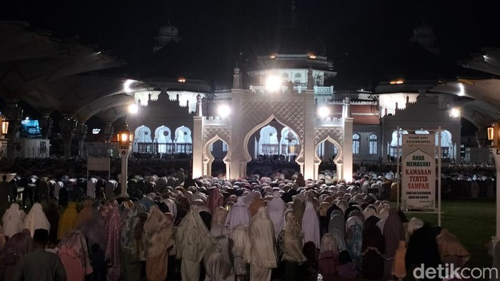 Jemaah wanita yang salat tarawih di bagian luar Masjid Baiturrahman Aceh. (Agus Setyadi/detikcom)