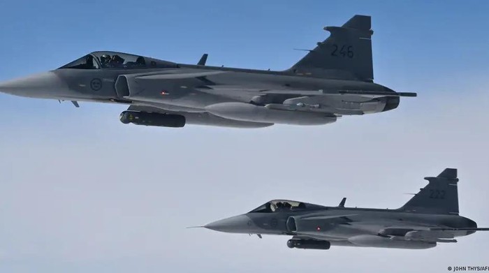 Jet tempur Swedia, JAS 39 Gripen, dalam latihan tempur bersama NATO. (Foto: JOHN THYS/AFP/Getty Images)