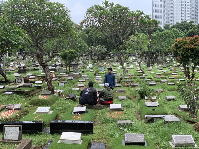 Jumlah peziarah di TPU Karet Bivak mulai menurun pada Senin (11/3/2024). Dua hari sebelumnya jumlah pengunjung menembus angka ribuan orang.
