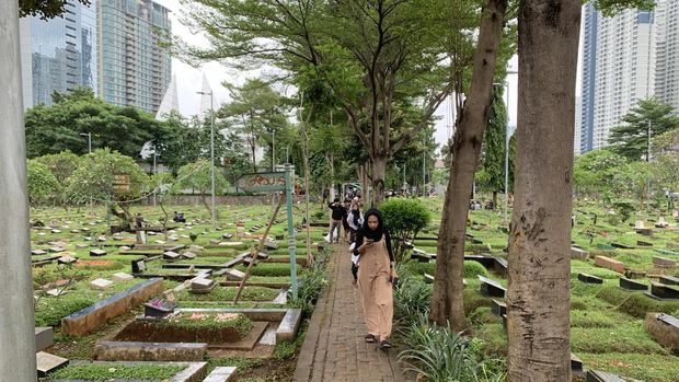 Jumlah peziarah di TPU Karet Bivak mulai menurun pada Senin (11/3/2024). Dua hari sebelumnya jumlah pengunjung menembus angka ribuan orang.
