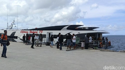 Kapal sedang bersandar di Pelabuhan Bolok, Kabupaten Kupang, NTT. (Yufengki Bria/detikBali).